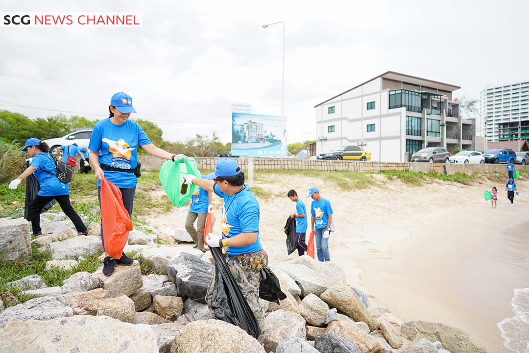 จิตอาสากว่า 4500 คน ร่วมเก็บขยะชายหาด