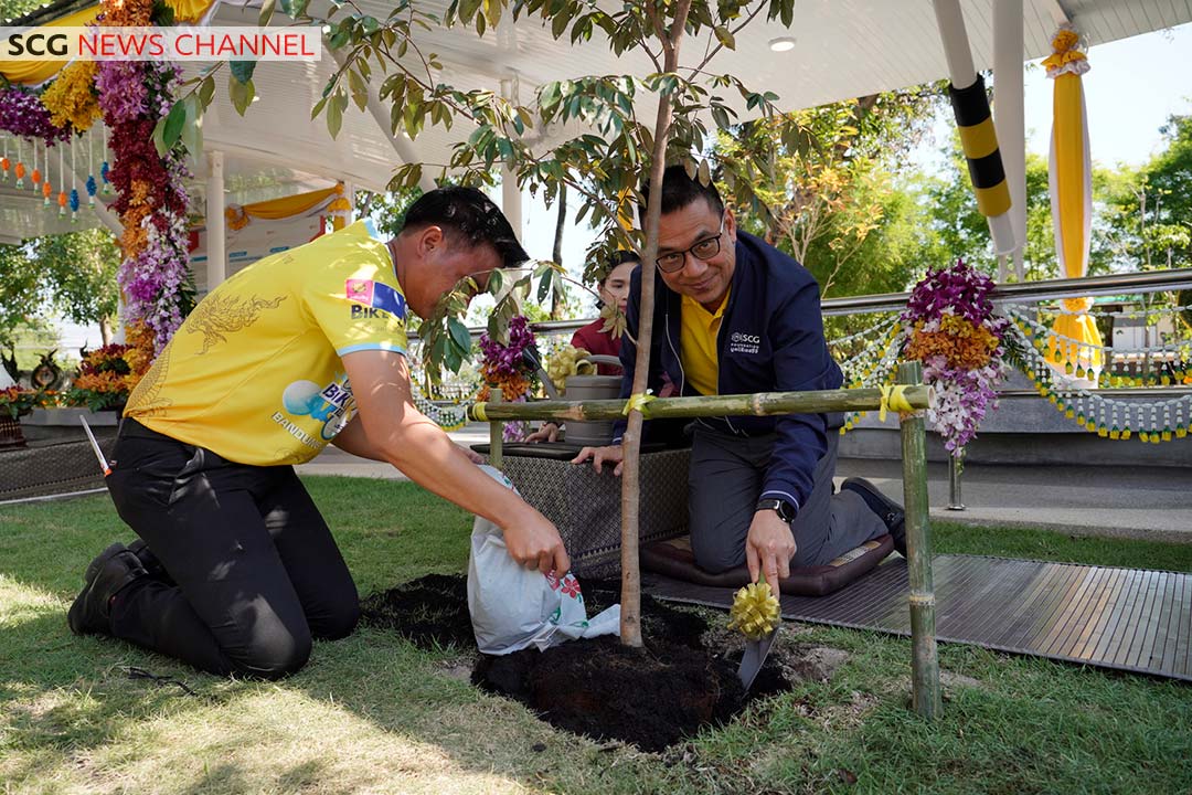 นายรุ่งโรจน์ รังสิโยภาส ร่วมปลูกต้นรวงผึ้ง ต้นไม้ประจำพระองค์พระบาทสมเด็จพระวชิรเกล้าเจ้าอยู่หัว ณ บริเวณด้านหน้าอาคารเรือนสุขใจ